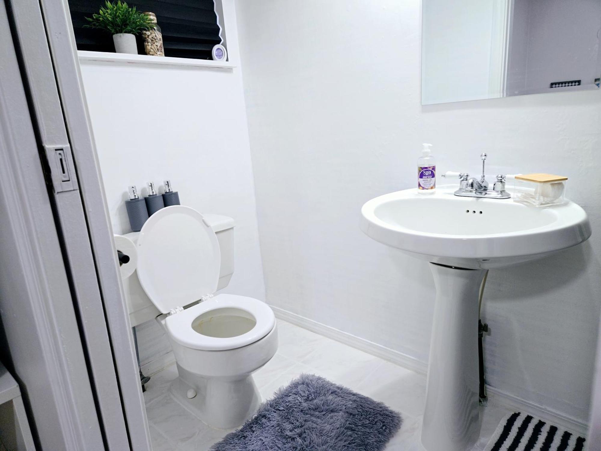Charming Room With Attached Private Bath In The Heart Of Vancouver! Private Parking, Self Check-In & Just 4 Mins To Metrotown! 외부 사진