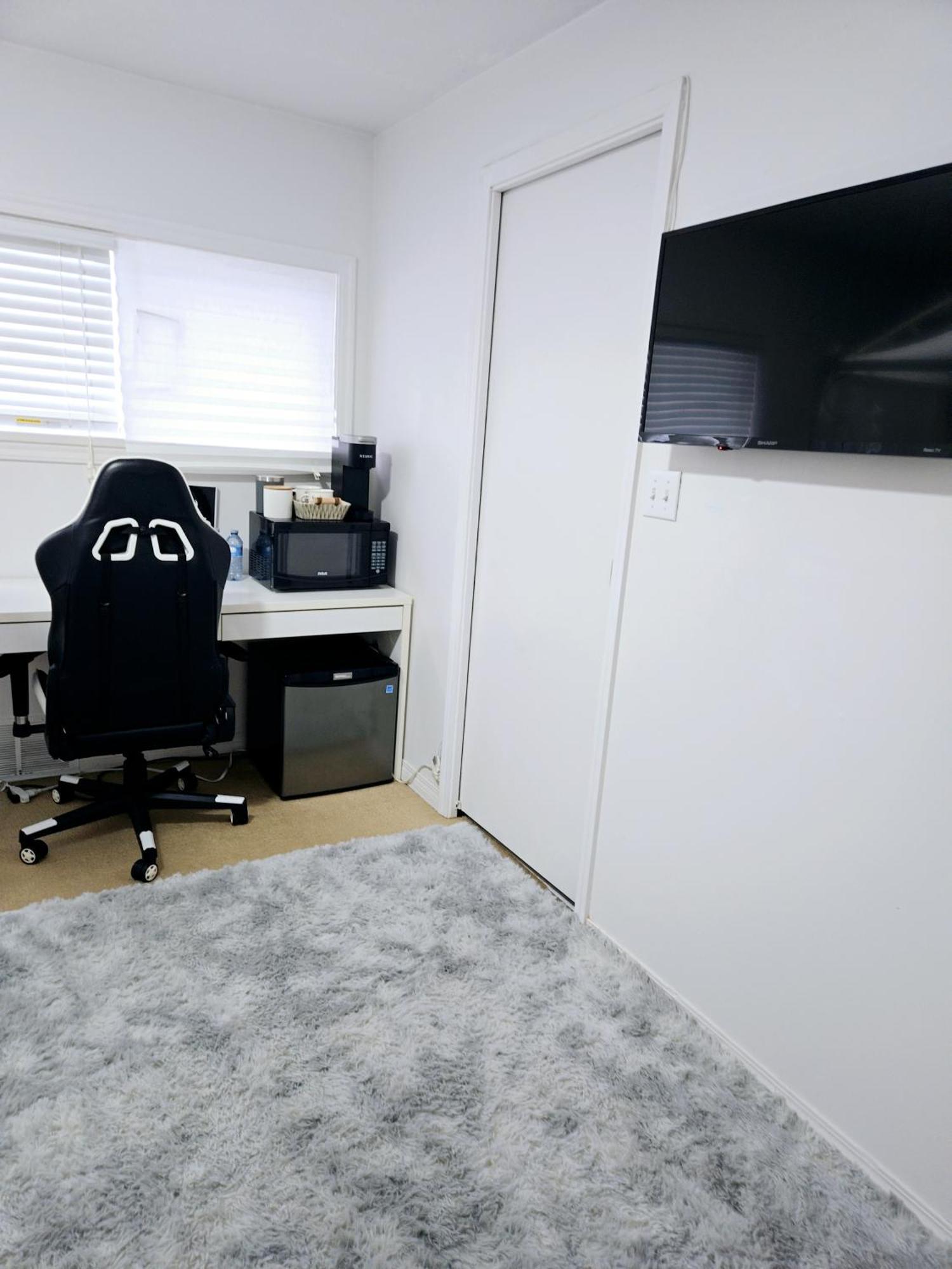 Charming Room With Attached Private Bath In The Heart Of Vancouver! Private Parking, Self Check-In & Just 4 Mins To Metrotown! 외부 사진
